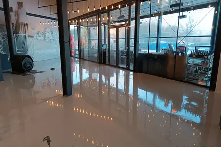 Podlaha v restauraci. Polyuretanová litá s posypem akrylátovým chipsem.