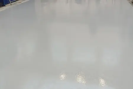 Podlaha pod CNC obráběcí stroj. Epoxidová stěrka v barvě RAL 7040