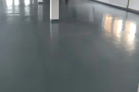 Rekonstrukce výrobních prostor. Epoxidová stěrka v Barvě RAL 7001 se sokly stejné barvy