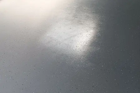 Epoxidová stěrka pohozená akrylátovým černobílým  chipsem