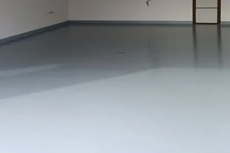 Garáž rodinného domu. Epoxidová stěrka v barvě RAL 7001 se sokly stejné barvy.