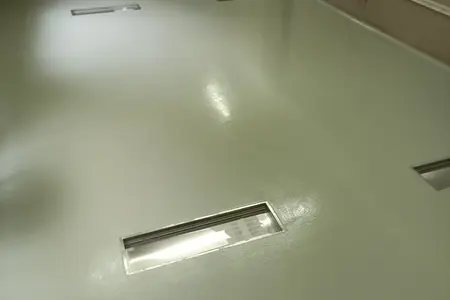 Epoxidová stěrka v barvě RAL 7032 ve výrobních prostorách v potravinářském průmyslu