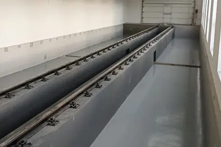 Depo kolejových vozidel. Epoxidová stěrka v barvě RAL 7001