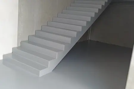 Vstup do výrobních prostor, přízemí a schodiště. Epoxidová stěrka v barvě RAL 7001