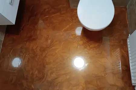 Metalická litá podlaha