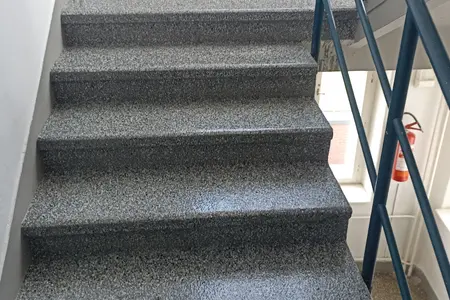 Imitace teraco schodiště barevný chips 3mm